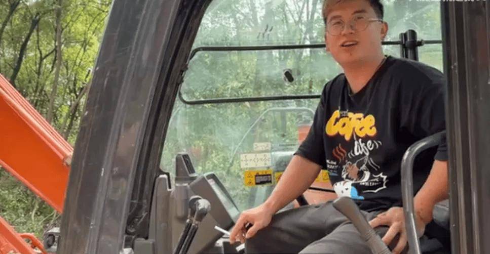 冠军选手退役后干起搬运工