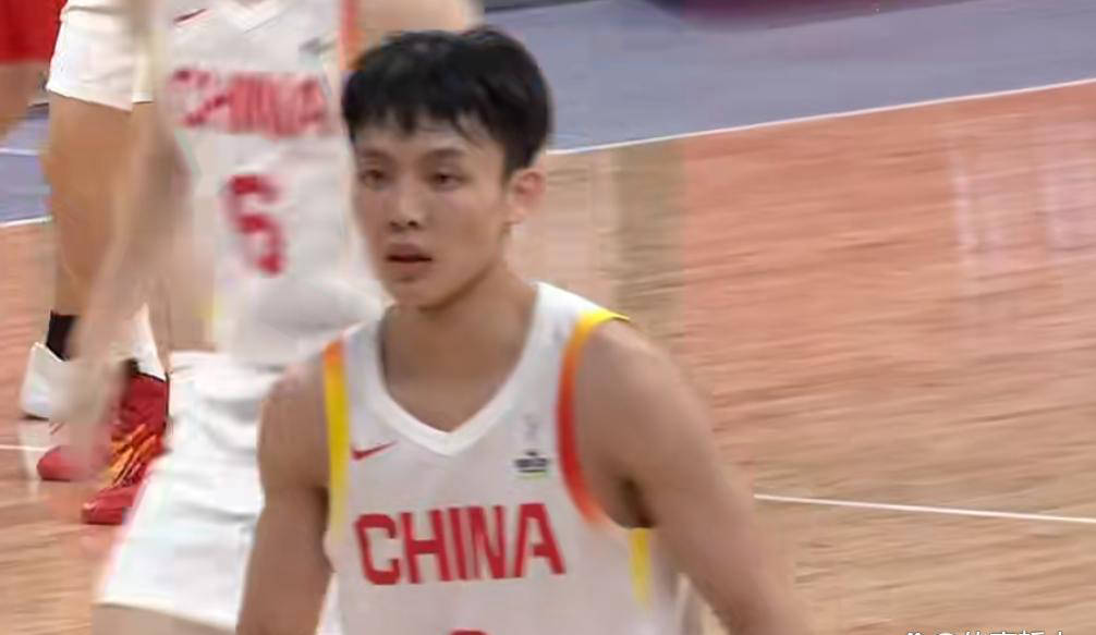 徐杰携女友亮相上海浦东机场，开启解说生涯将解说中国男篮比赛