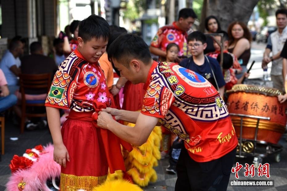 巴西首个“全华班”龙狮团：岭南流脉 南美传声