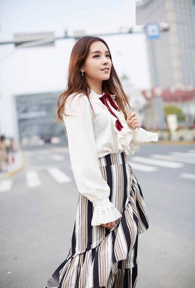 S15赛事解说Rita新中式造型出圈 网友直呼塔子姐好美