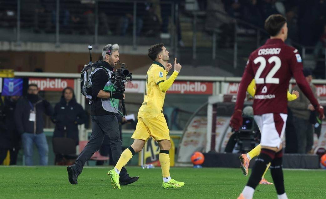 意甲一夜，米兰让二追三登顶，尤文掉队，德罗西绝杀上位