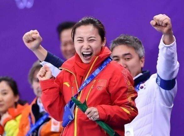宁忠岩破纪录夺冠！60岁速滑教母坐镇，一生守冰道为国争光