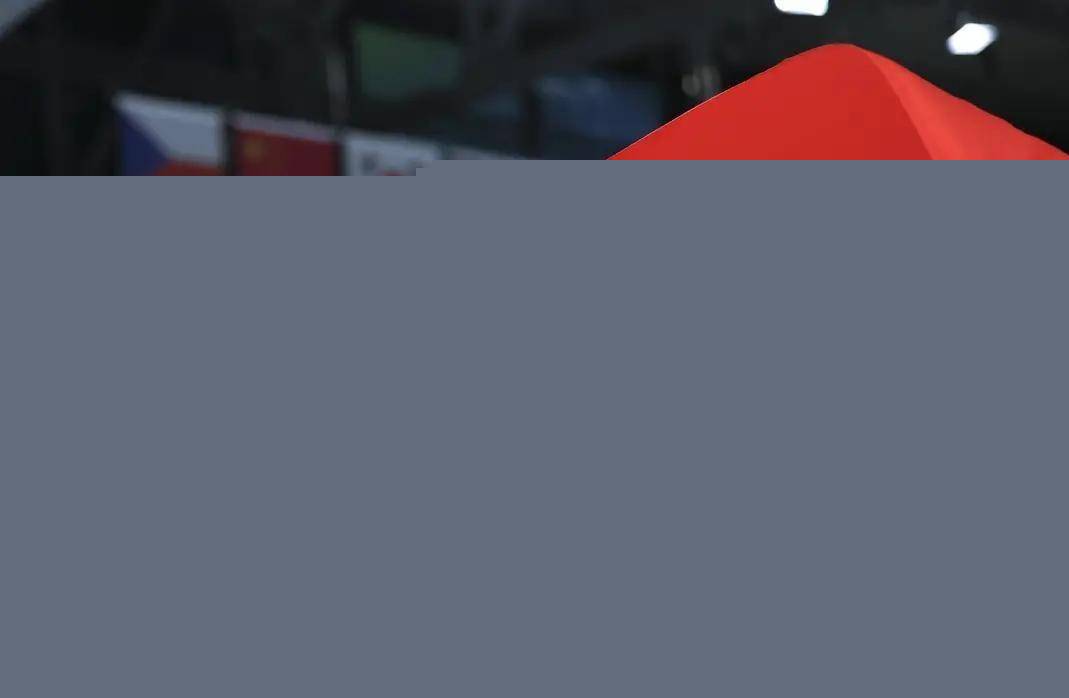 宁忠岩破纪录夺冠！60岁速滑教母坐镇，一生守冰道为国争光